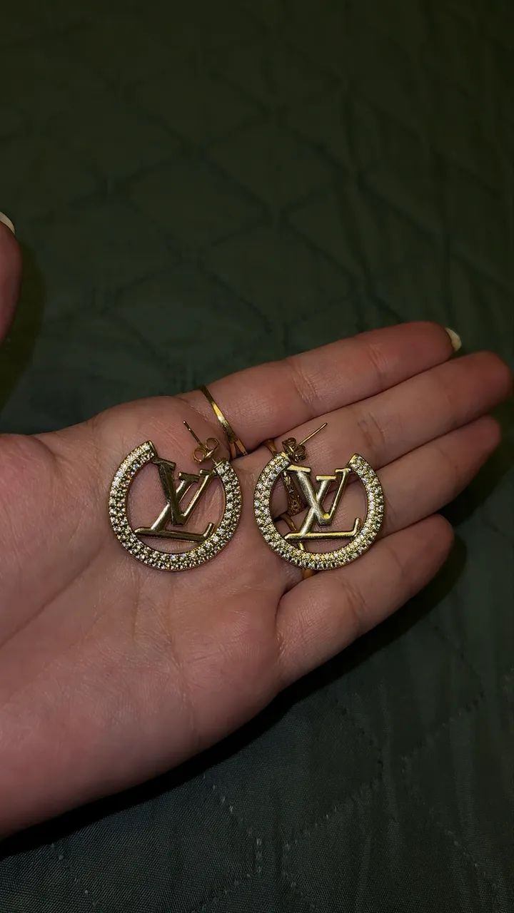 Brinco Louis Vuitton argola LV - Foto 3