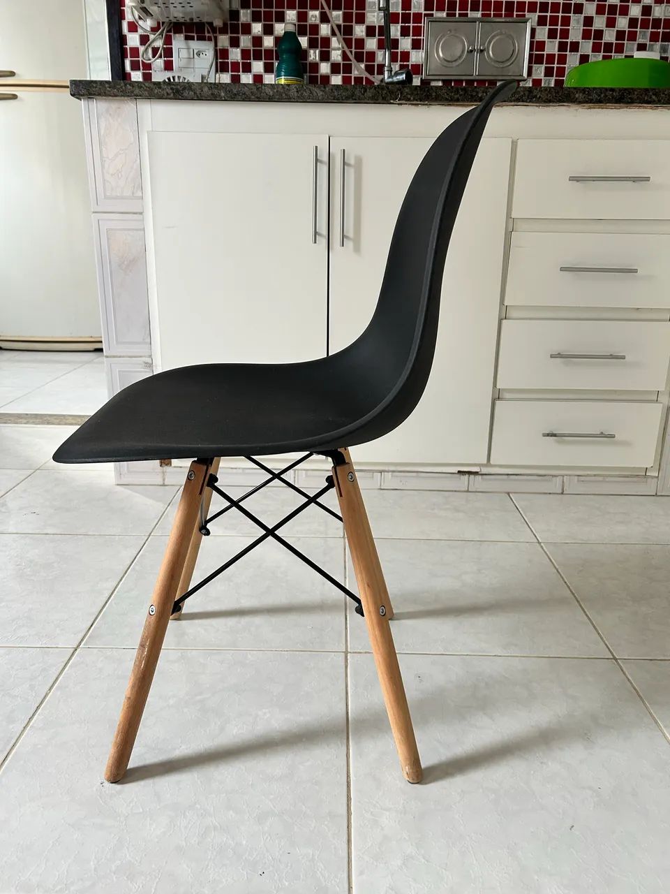 Cadeira Jantar Charles Eames Eiffel Dkr Polipropileno preta - super nova