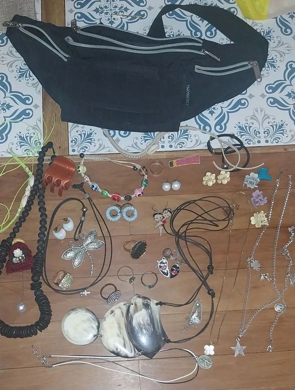 Conjunto de 25 itens de bijou mais uma pochete - Foto 2