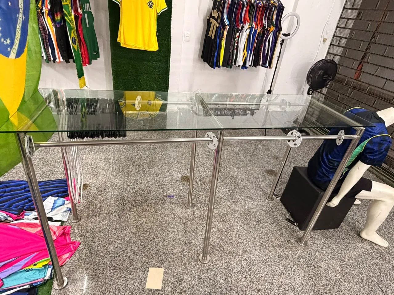 Mesa linda de vidro / inox para lojas com cabideiro