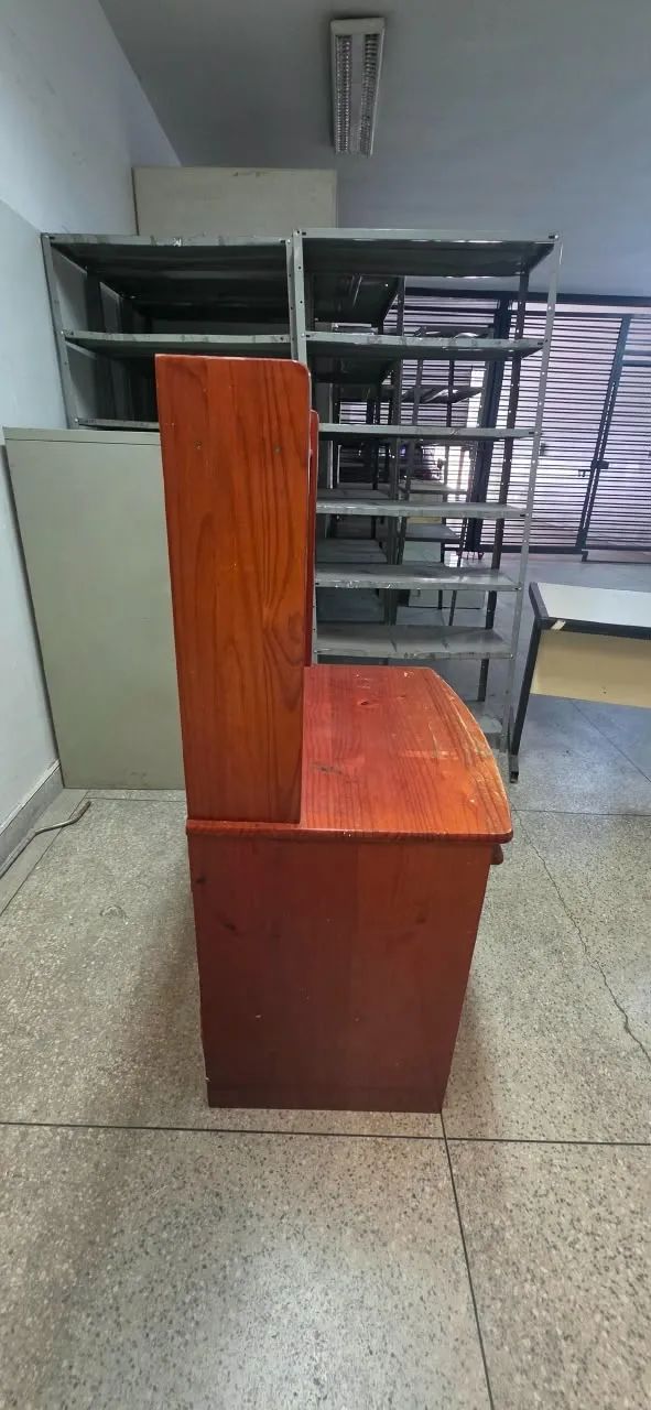 MESA DE COMPUTADOR DE MADEIRA USADA - Foto 2