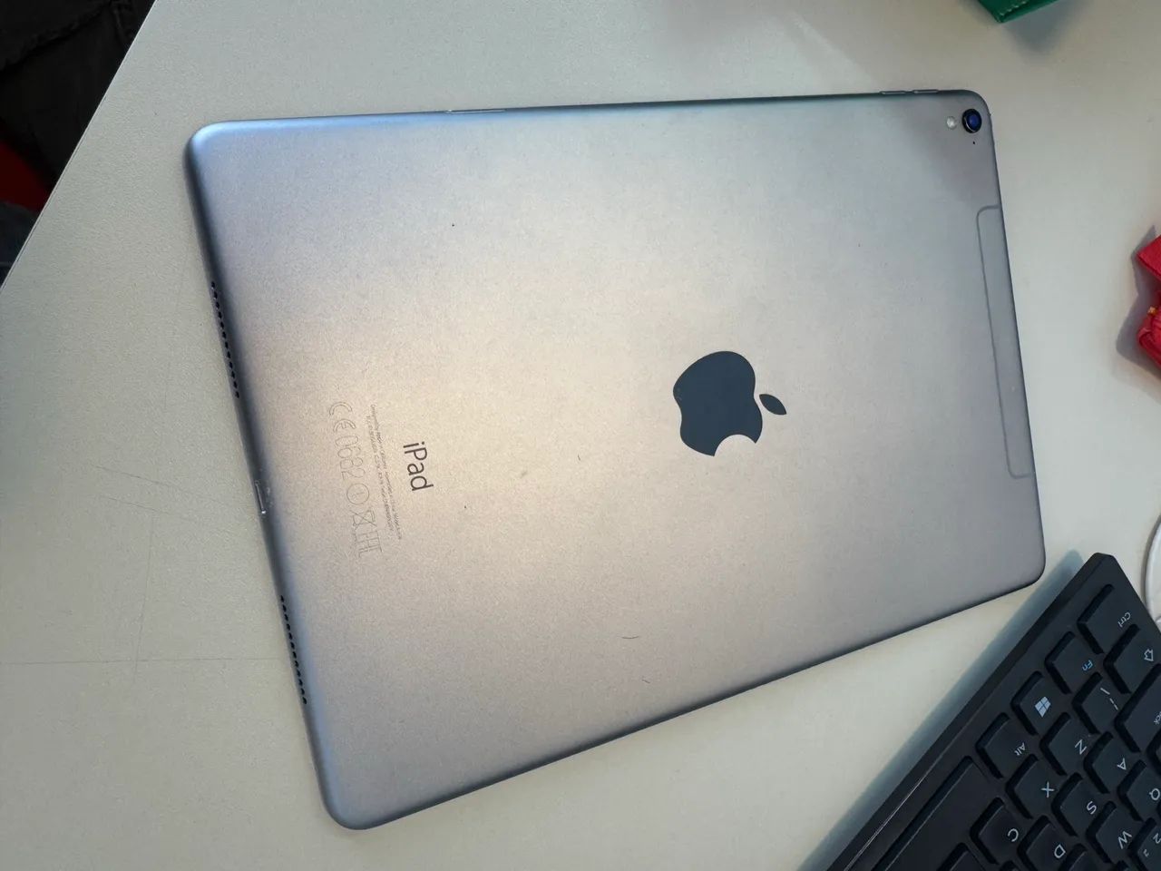 iPad Pro 9.7? (A1674) 32GB Prata + Apple Pencil 1ª Geração + Case