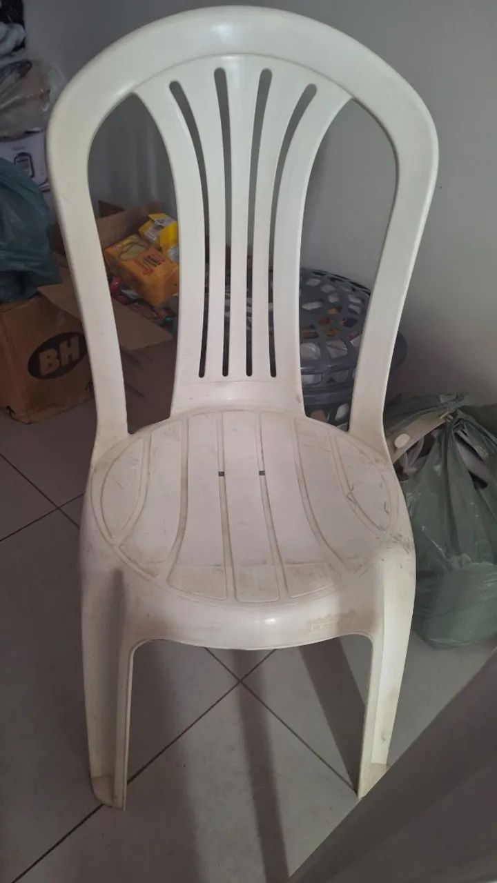 02 CADEIRAS PLÁSTICAS 