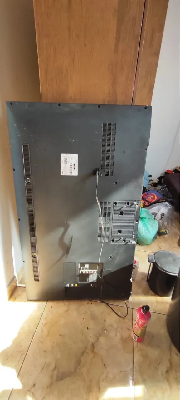 Vende-se TV 43 polegadas - Para retirada de peças  Televisão de 43 polegadas
