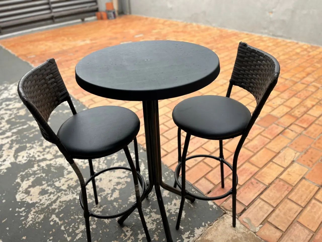 Jogo bistrô acompanha 2 banquetas altas