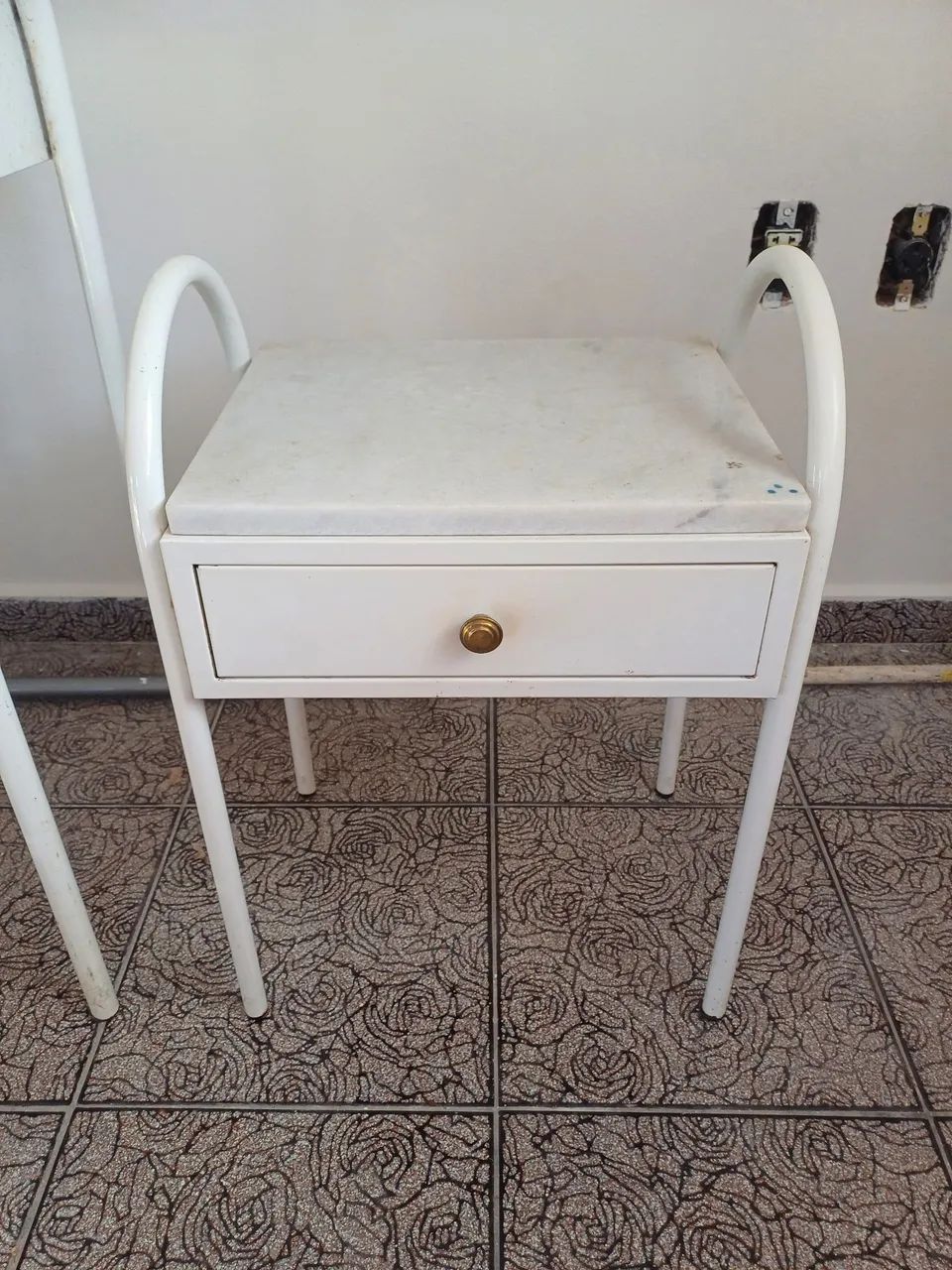 Penteadeira + mesa de cabeceira antigas - Foto 4