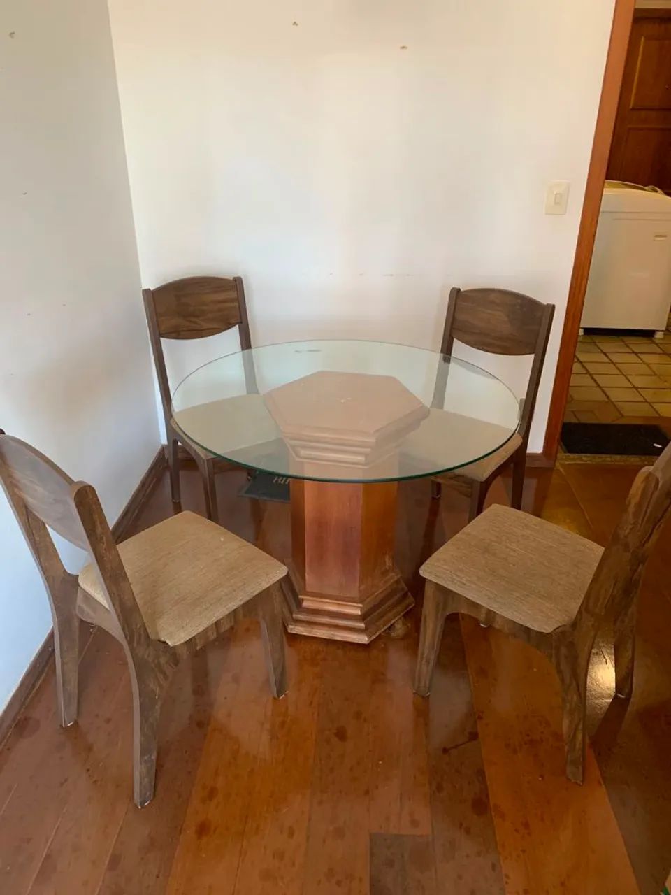 Vendo mesa redonda 4 cadeiras 