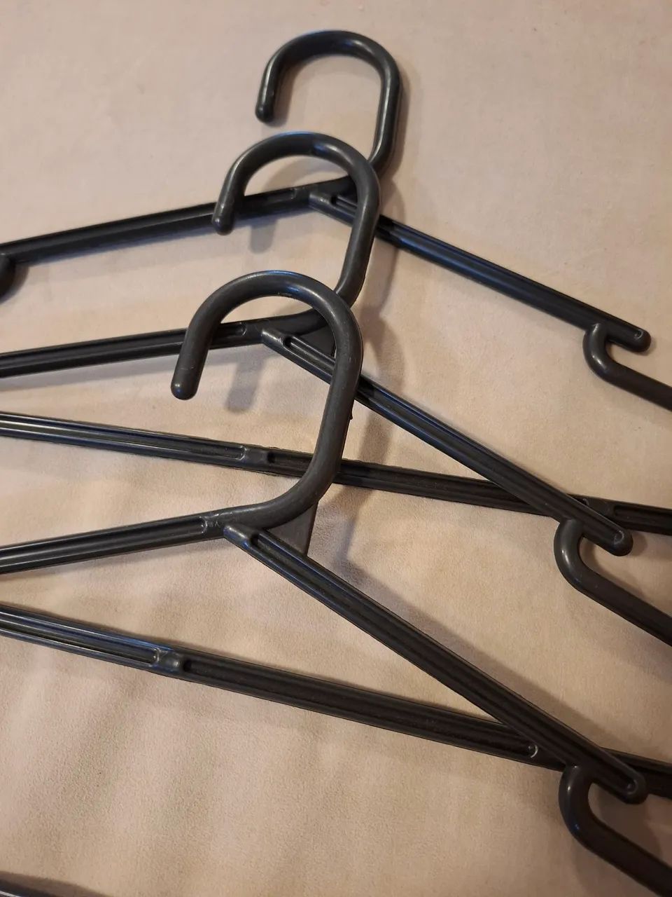 Cabide preto de plástico bem resistente (tenho 50) - Foto 2