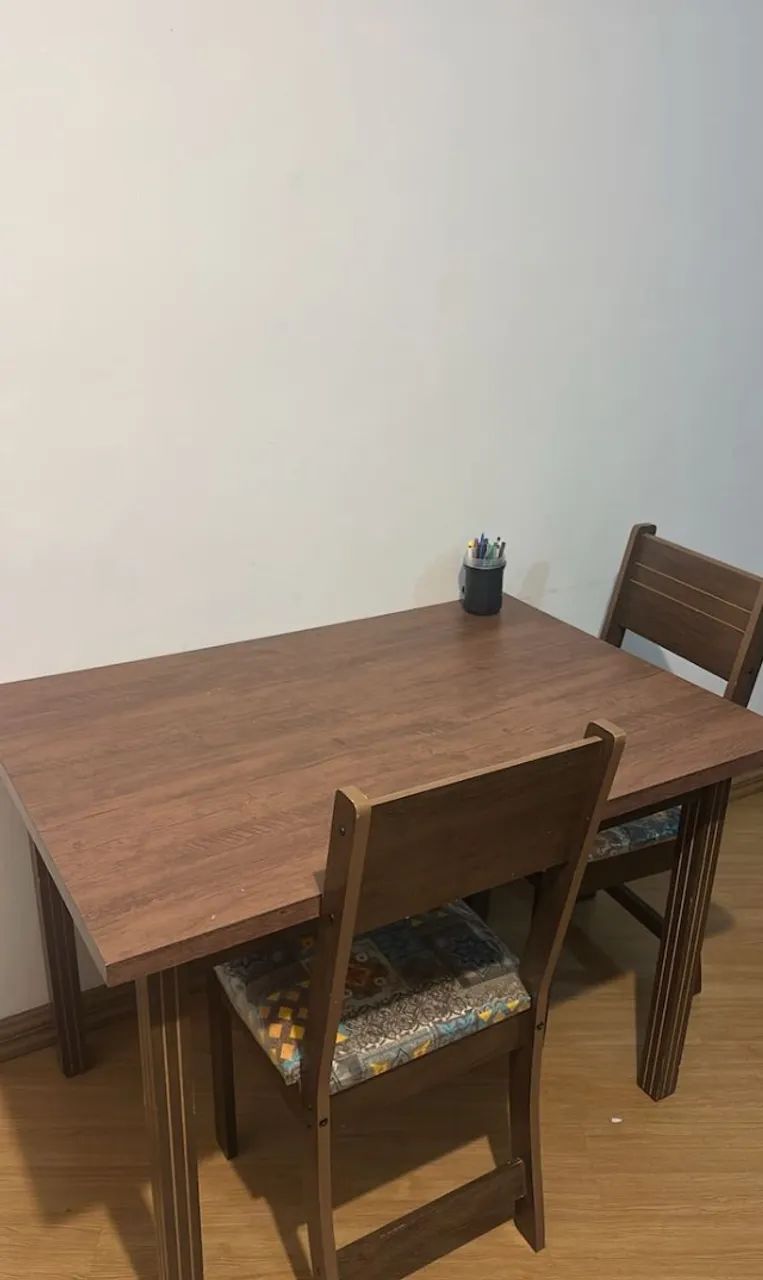 Mesa de madeira com duas cadeiras