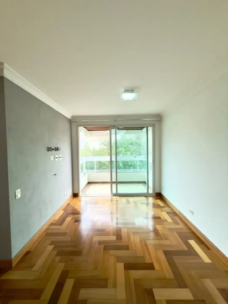 Apartamento espaçoso e arborizado 2 dorms 2 vgs e piscina - Foto 3