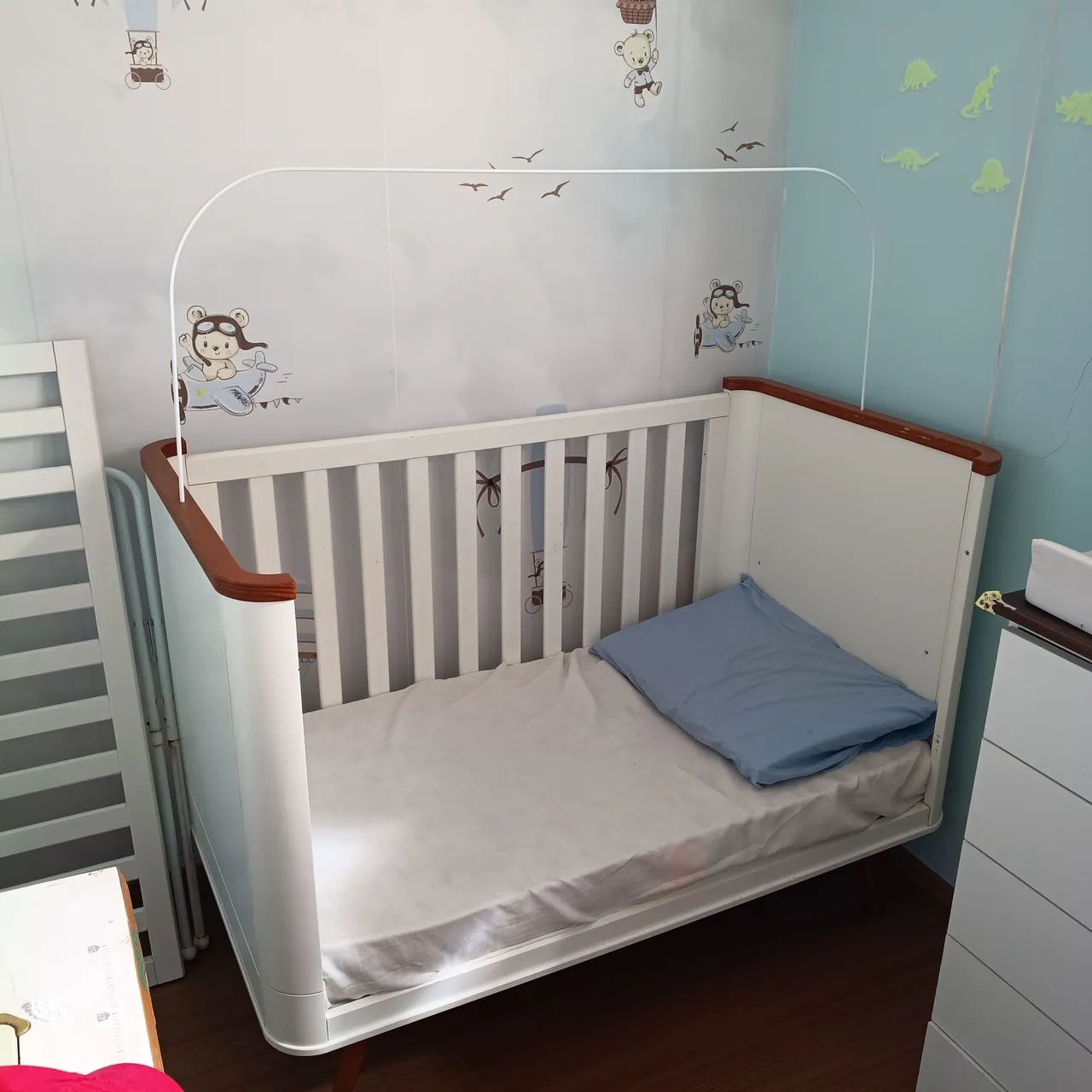 Berço em MDF que vira cama infantil  está completo.  - Foto 3