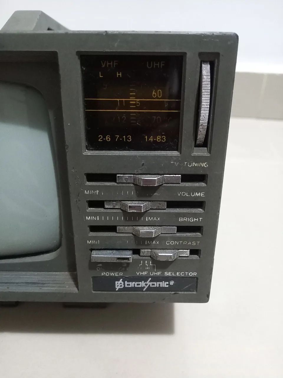 MINI TELEVISÃO PORTÁTIL BROKSONIC DELUXE(NÃO FUNCIONA) - Foto 4