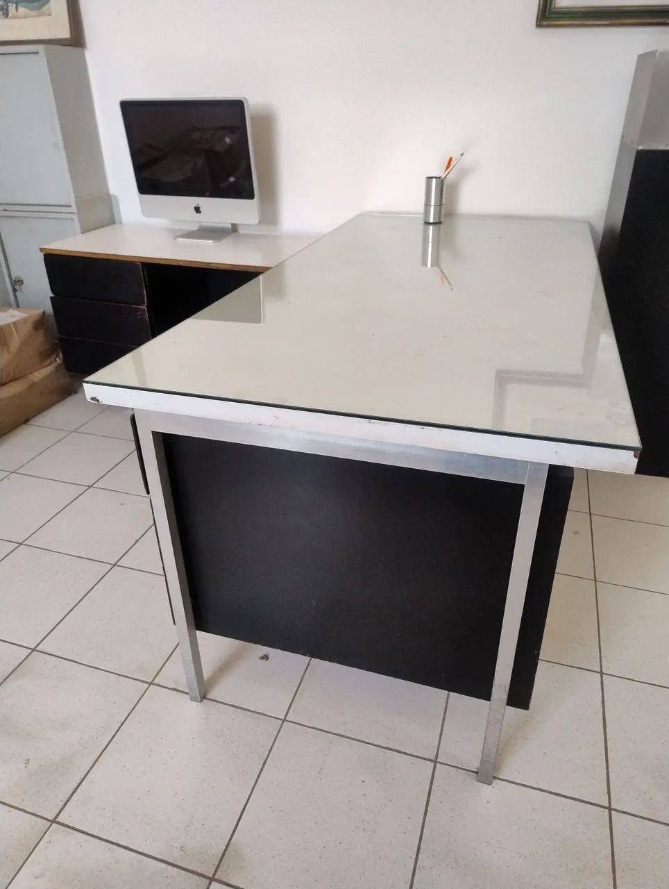 Mesa de escritório com tampa de vidro - Foto 2