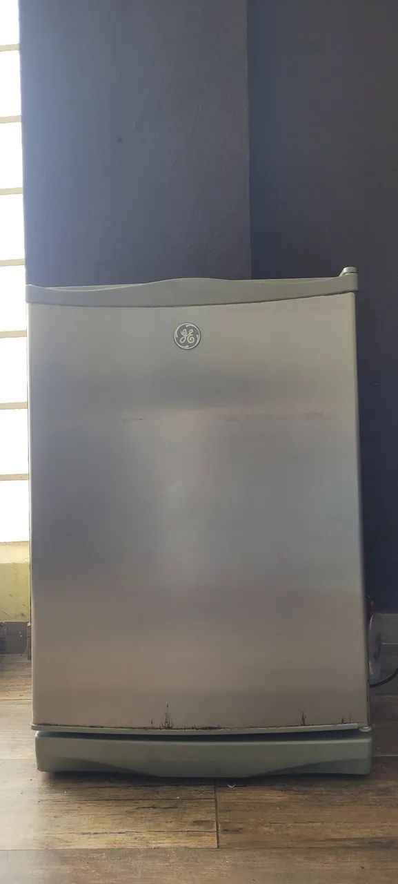 Frigobar GE Prateado - Compacto e Prático para seu Espaço