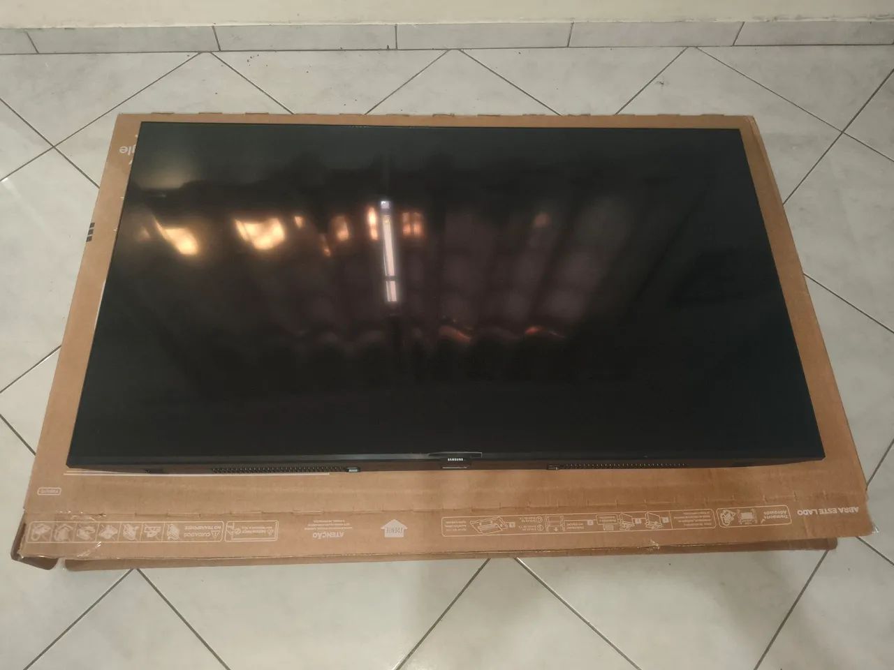 Tv Samsung 4k 50 " Crystal tu8000 com defeito 
