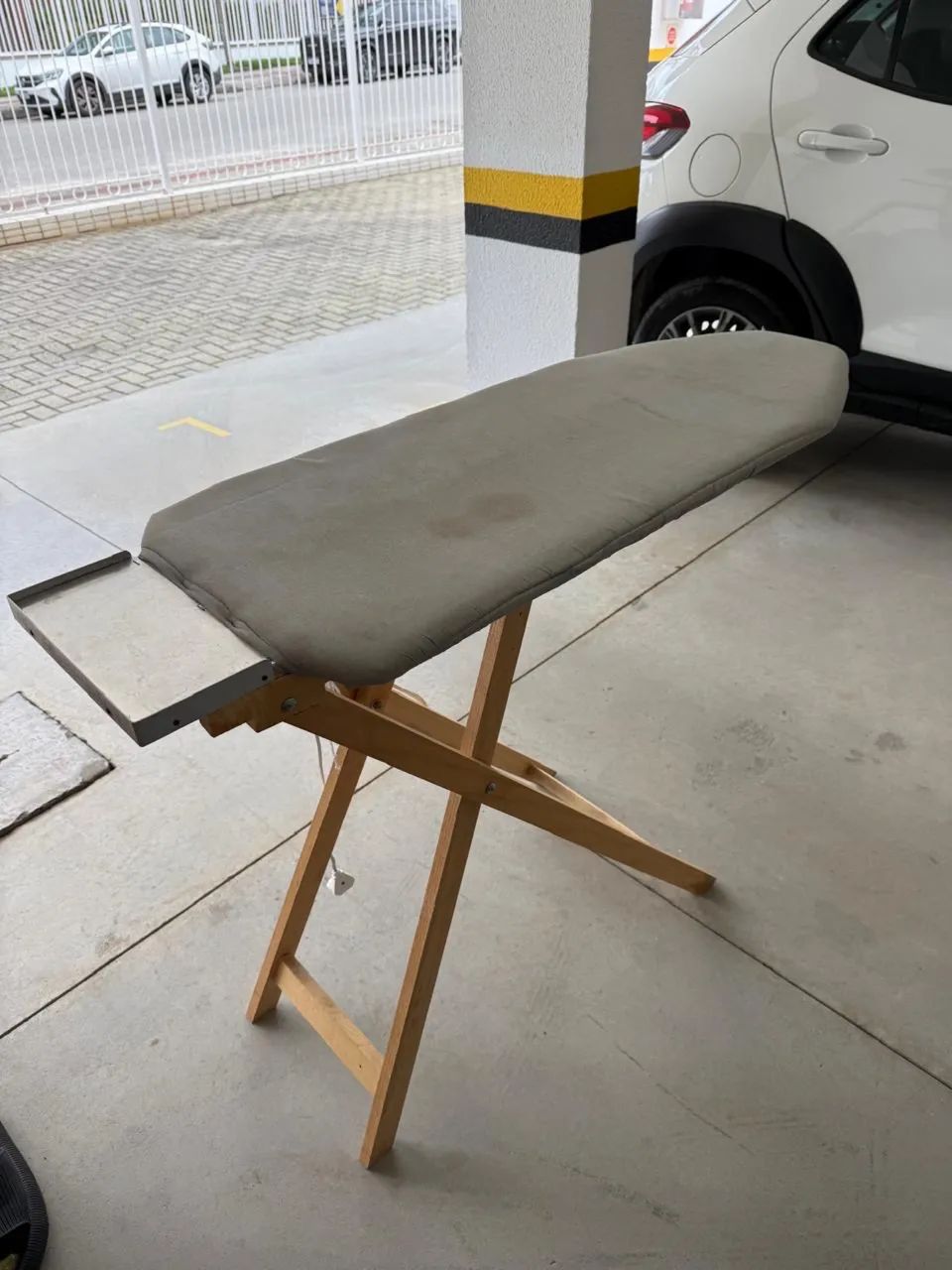Tábua de passar roupa larga, robusta e extremamente firme, de excelente qualidade.