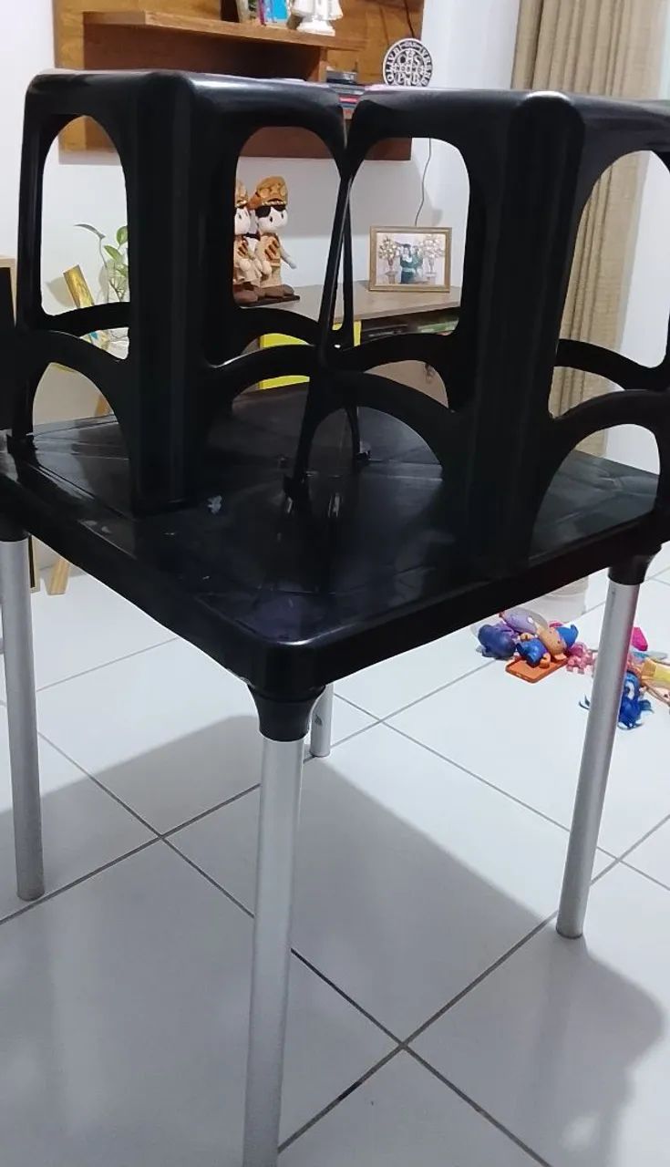 Mesa, tampa de plástico com dois bancos, pés da mesa de inox  - Foto 3