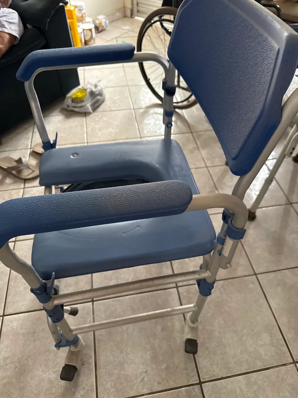 Cadeira de banho com penico dellamed confortável para idoso - Foto 3