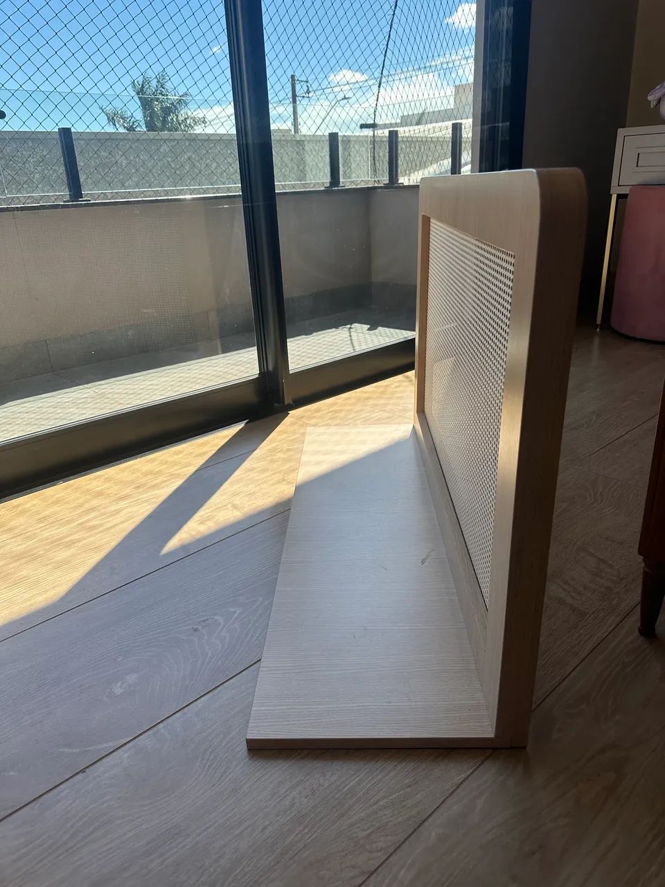 Grade de proteção para cama bilateral - madeira e tela perfurada sofisticada  - Foto 2