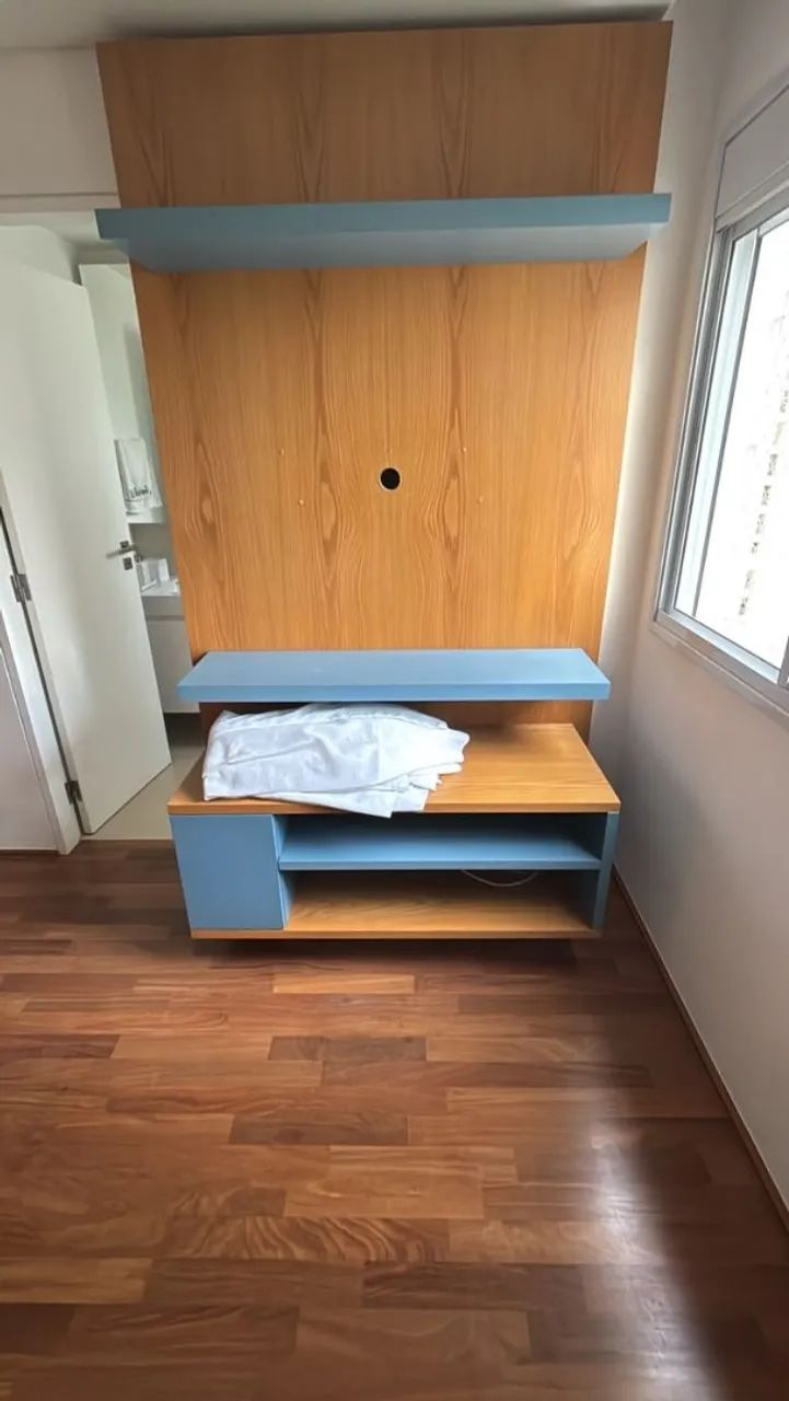 Painel com rack de marcenaria