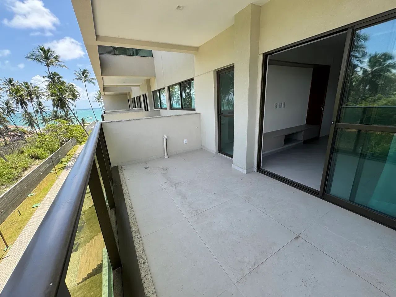 Apartamento com 3/4, mobiliado, com vista do mar e coqueiral à venda no Complexo Ipioca Be