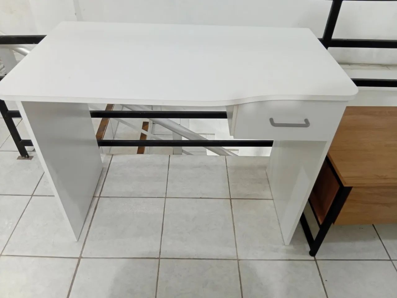 Escrivaninha na cor branca em Belém 