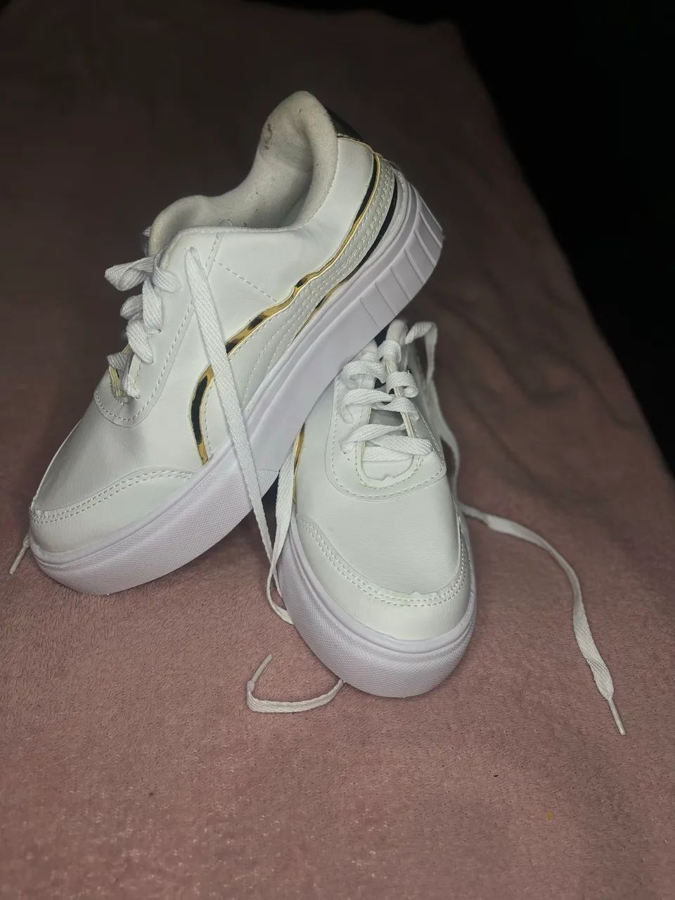 TÊNIS BRANCO COM DETALHES DOURADOS  - Foto 3
