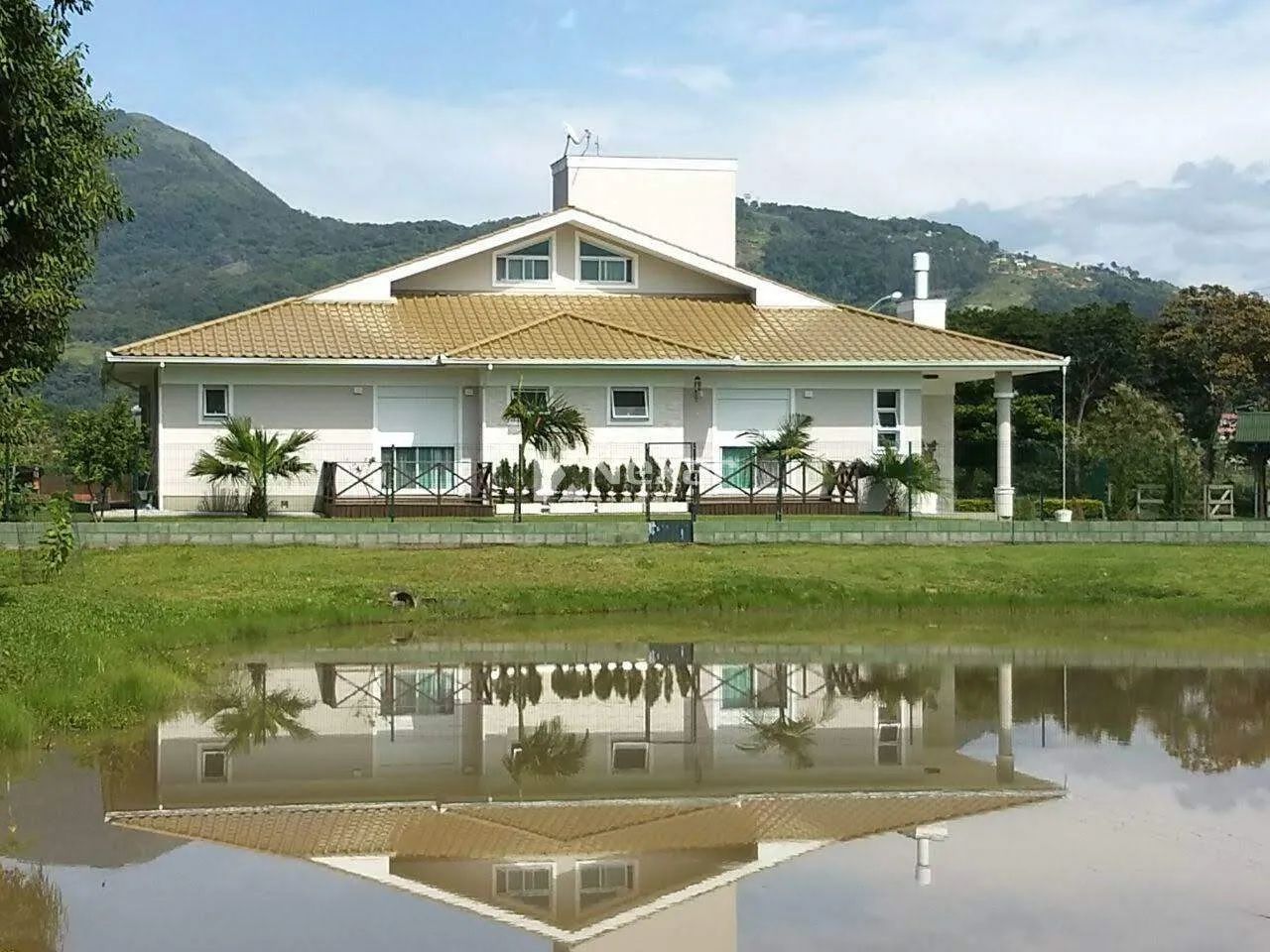 CASA EM CONDOMÍNIO
