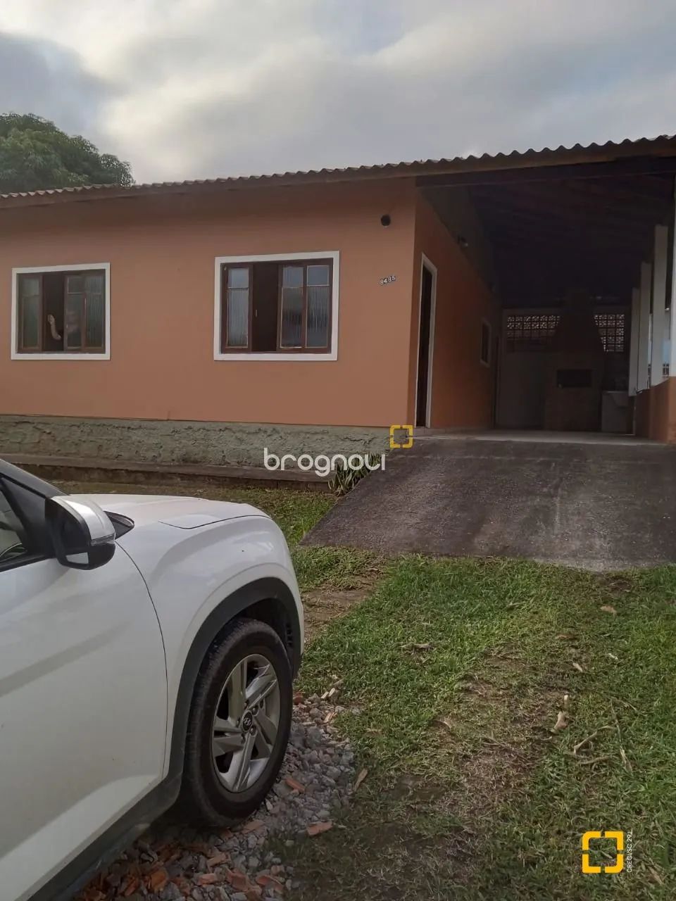 Brognoli Vende - Casa com Quintal em Ratones!