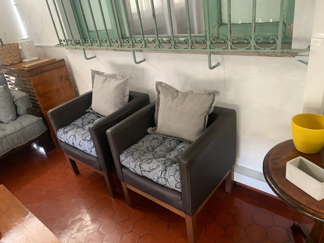 2 poltronas couro sintético e madeira 65576095806593123