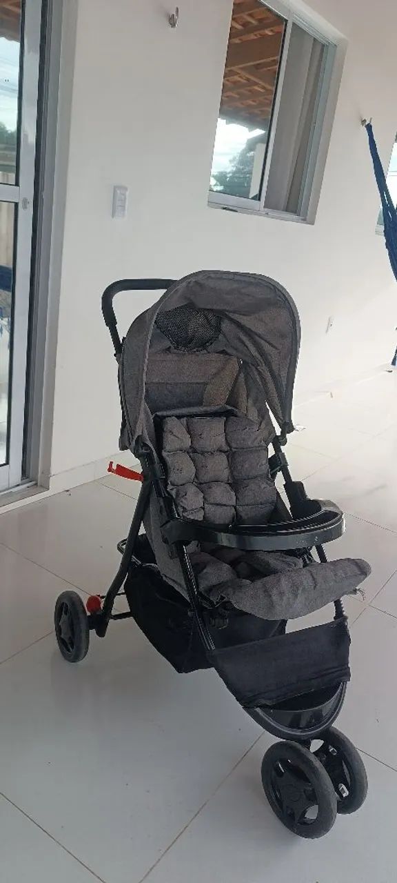 Carrinho de bebê com bebê conforto 