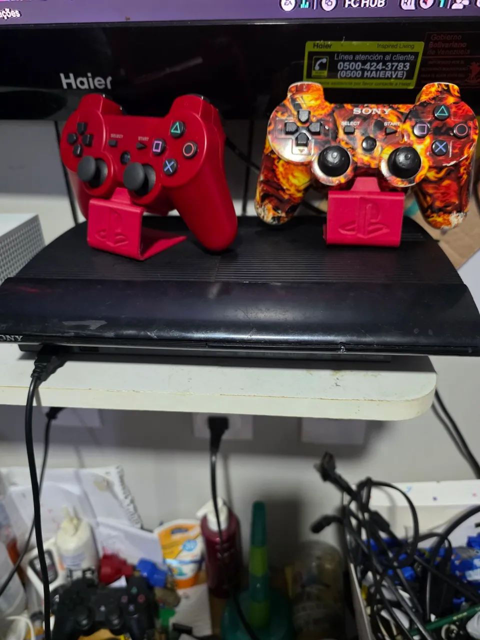 Vendo um PS3 desbloqueado com dois controles.
