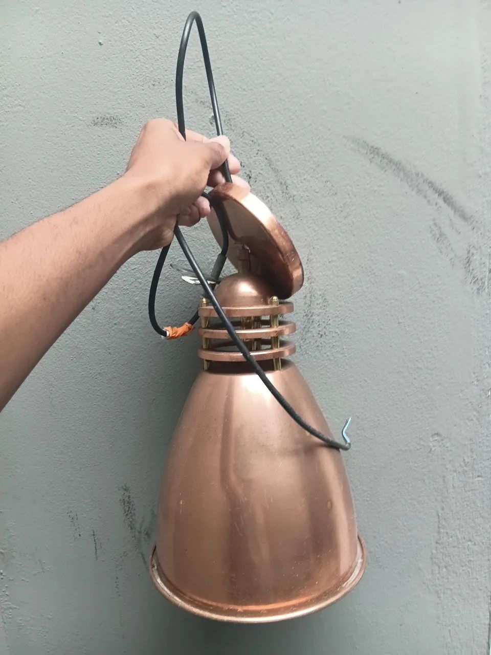 Tenho duas luminárias pendentes pra vender porque troquei de casa e não tenho onde usar 