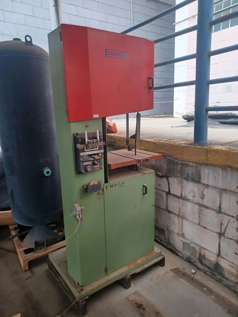 Serra de fita vertical