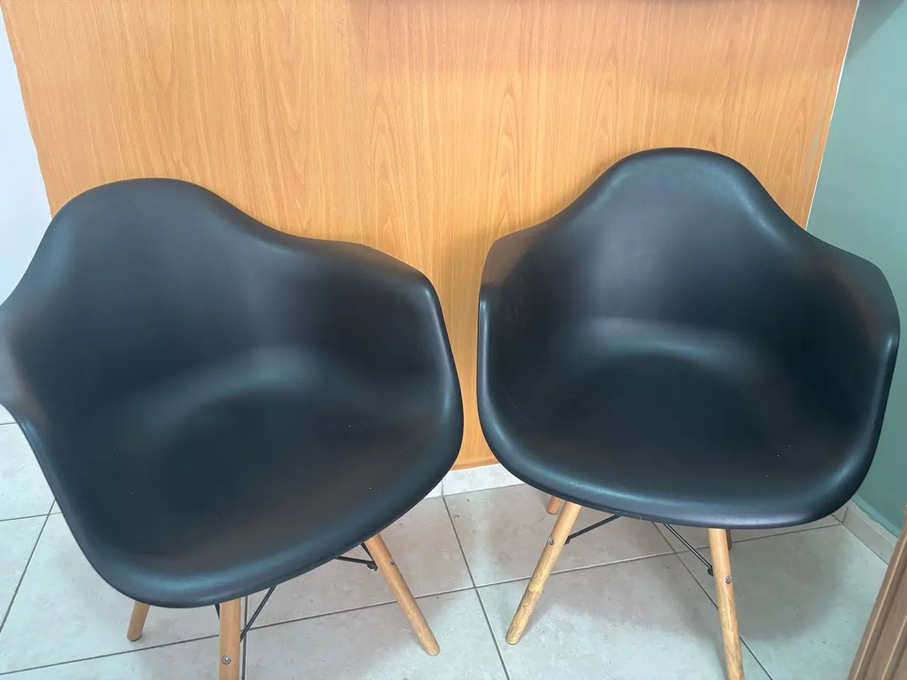 Conjunto com 2 cadeiras Charles Eames com braços  PRETO 