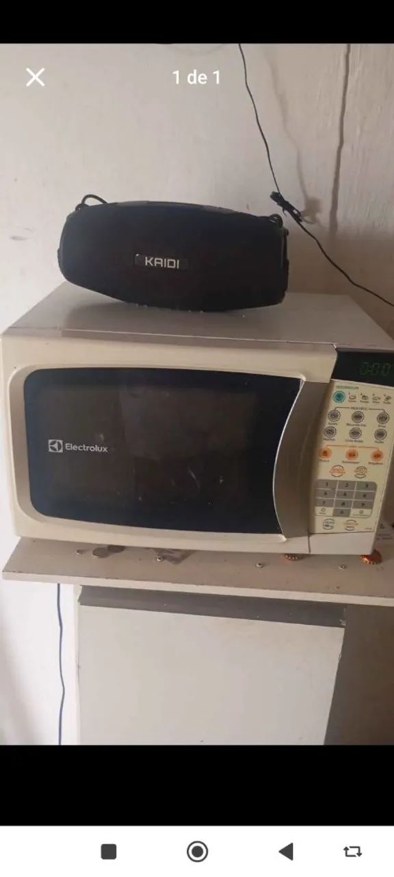 Microondas e caixa boombox