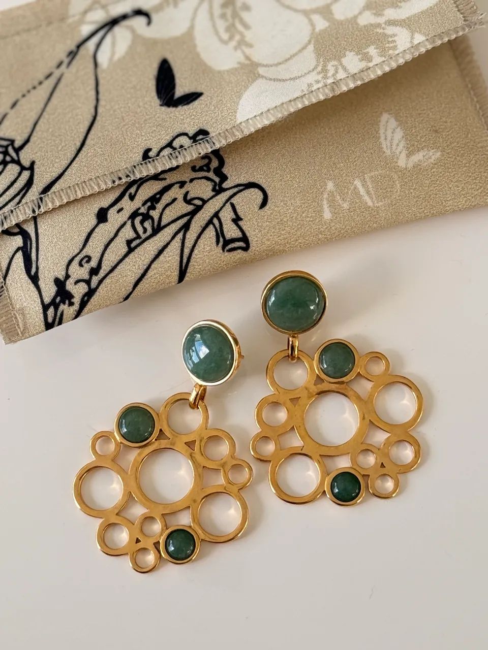 Brinco Maria Dolores dourado com pedras verdes - Foto 2