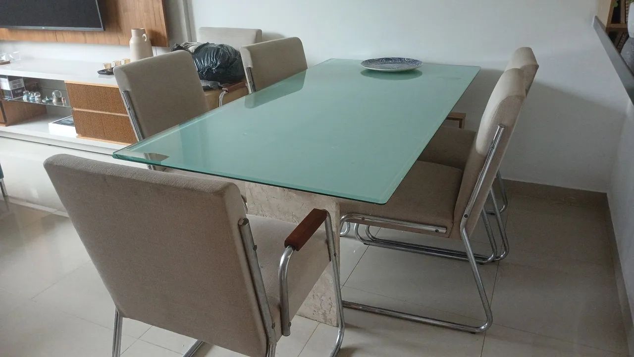 Mesa de vidro e 6 cadeiras 