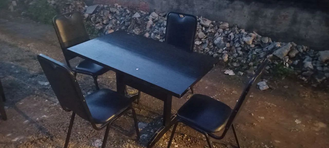  7 Mesas de madriras com cadeiras.  - Foto 2
