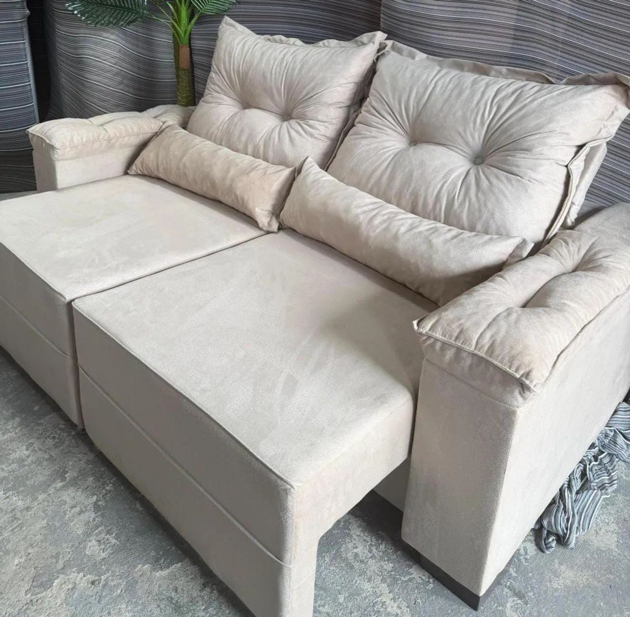 Sofá retrátil e reclinável com pillow top nos braços  - Foto 2