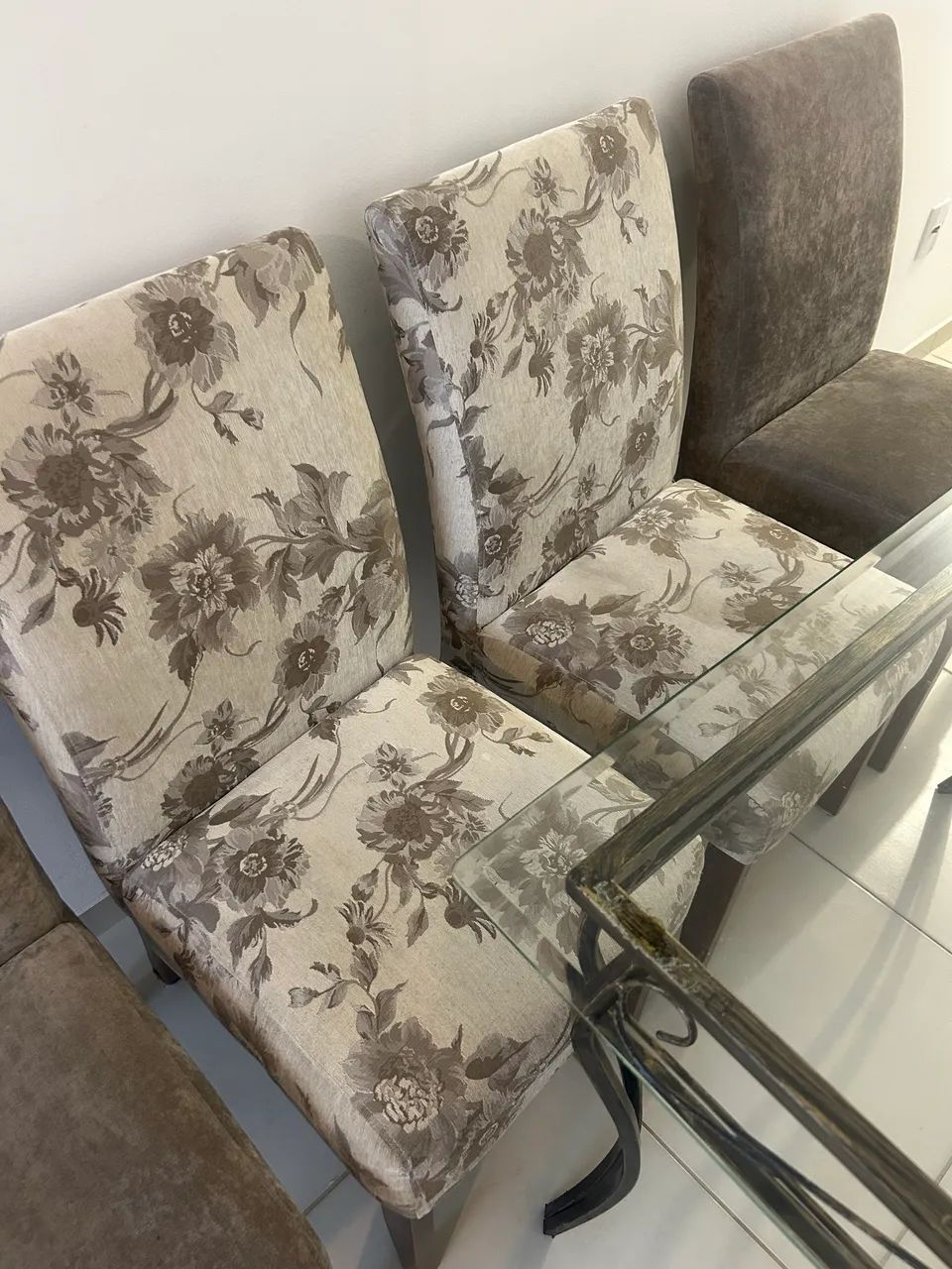 Vendo Mesa 4 Cadeiras  e 1 aparador  - Foto 3