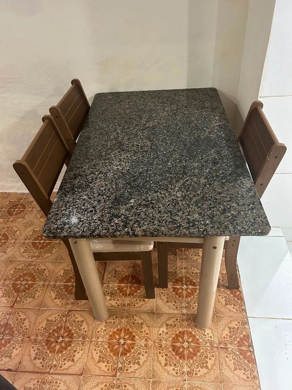 MESA MÁRMORE COM 3 CADEIRAS 1,18x75