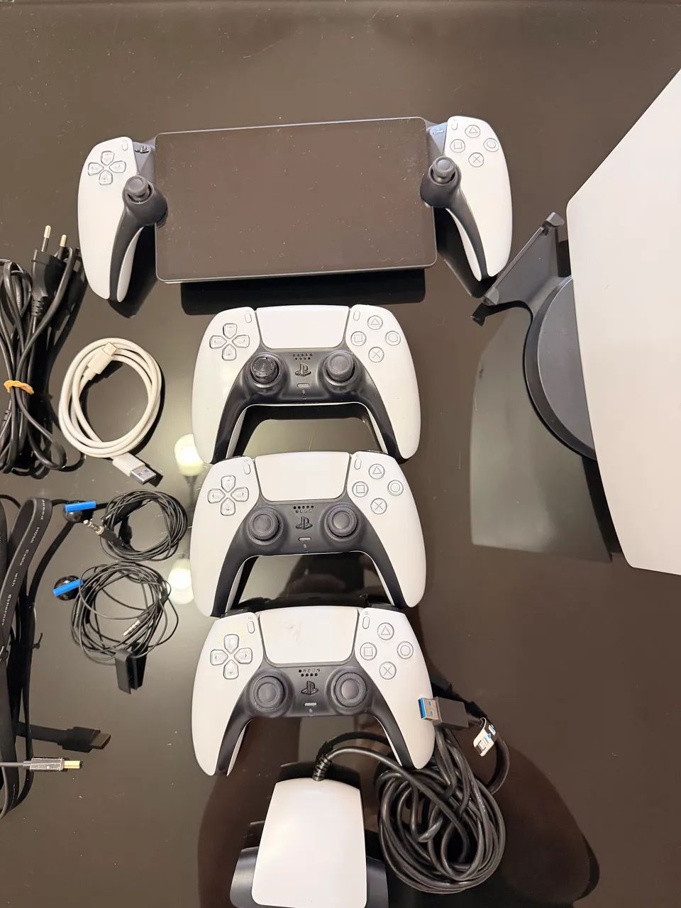 Ps5 com 3 controles, câmera, psportal, base e cabos. - Foto 5