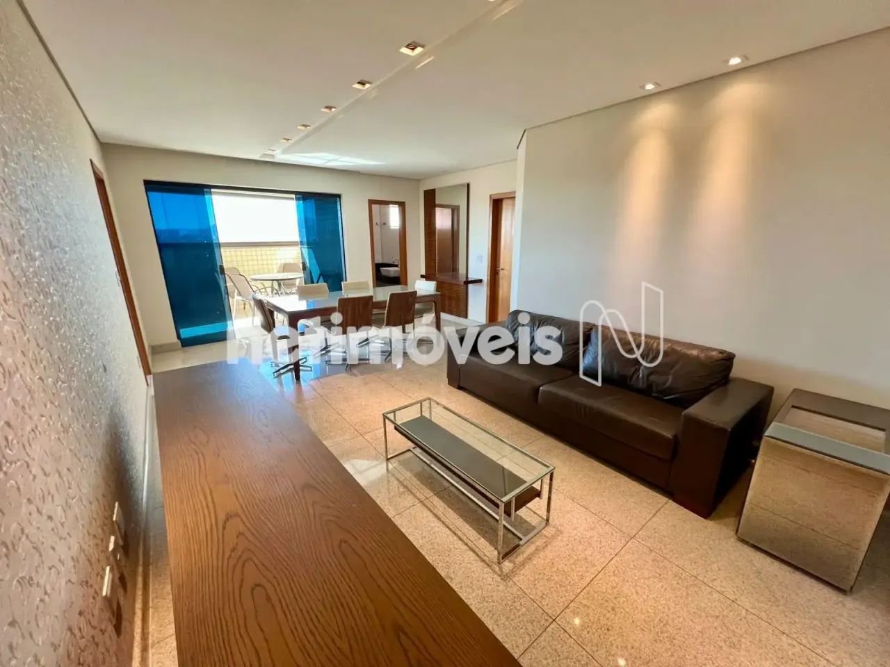 Apartamento espaçoso com 4 quartos, 2 suítes e 4 vagas cobertas! - Foto 4