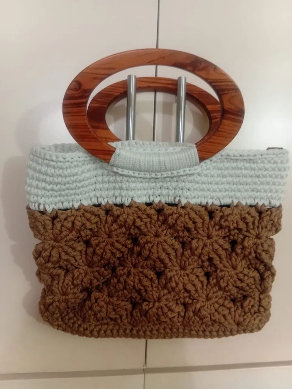 Bolsa de crochê com alça de madeira