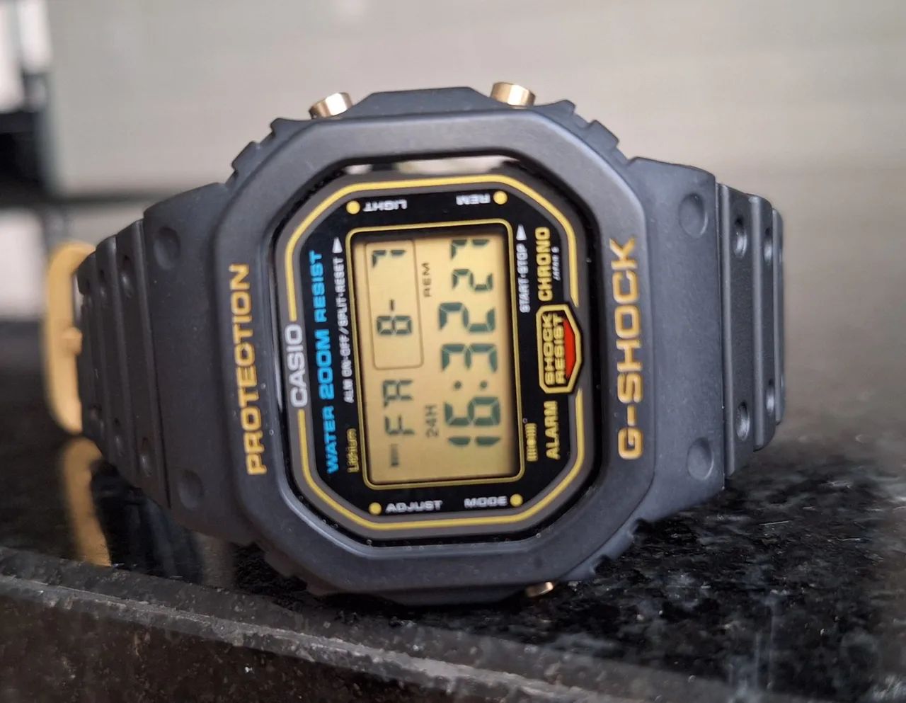 Casio G-shock dw 5600 dourado 