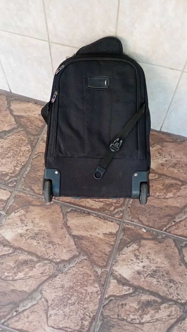 Mochila preta com rodinhas  - Foto 2
