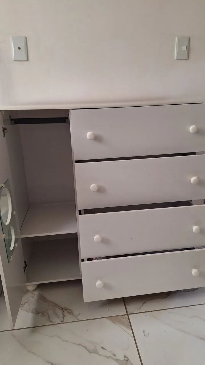 Cômoda infantil com porta detalhe em vidro e 4 gavetas - Foto 3