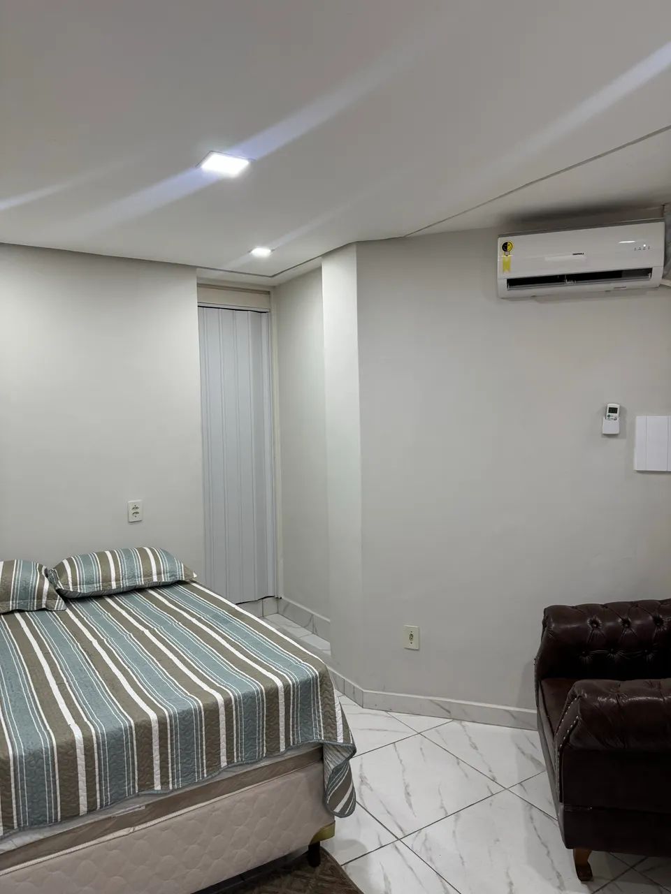 Apartamento climatizado com 1 quarto com suite, tv, wifi e jogo de cama completo.
