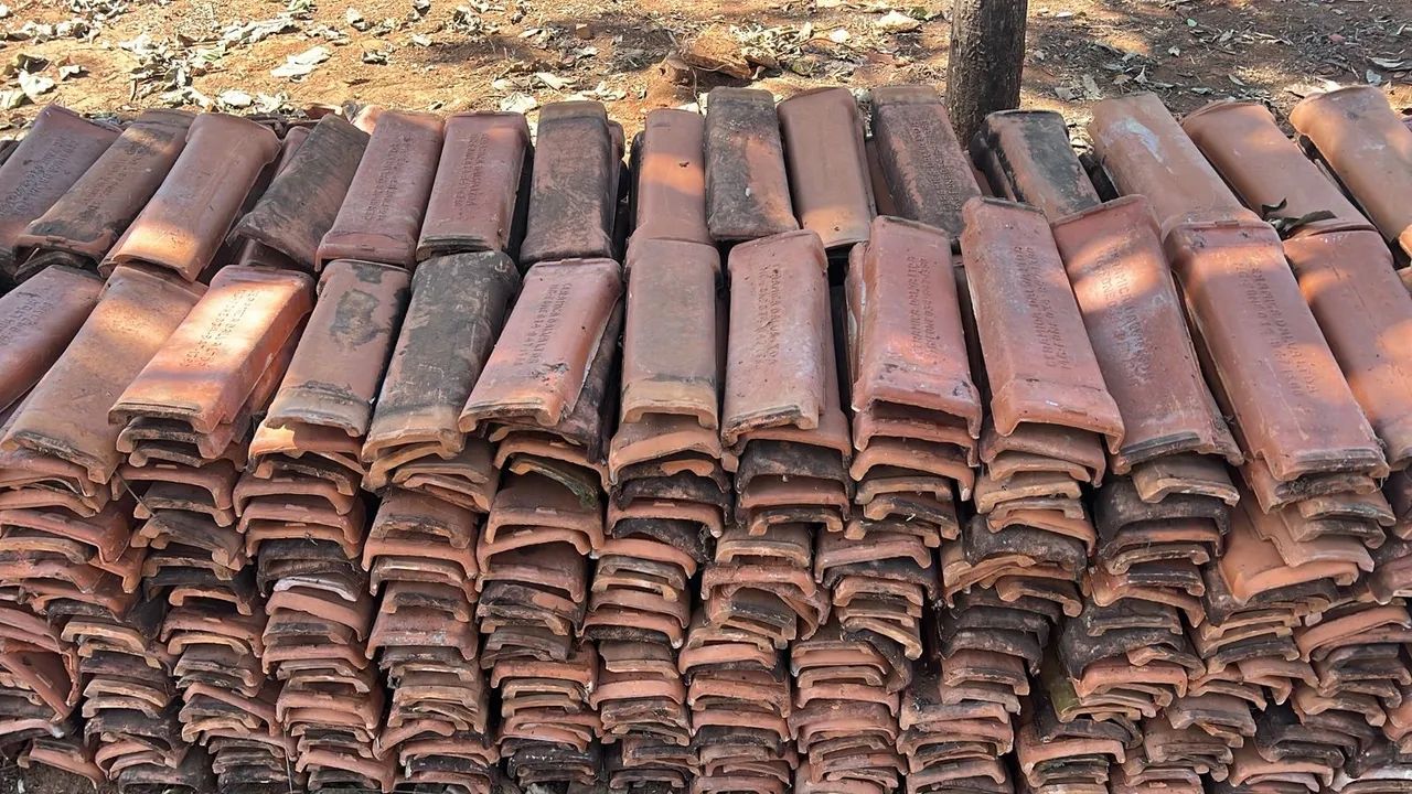 BAIXEI PARA VENDER!!!! Telhas Coloniais Usadas - Aproximadamente 8 Mil Unidades - Foto 2